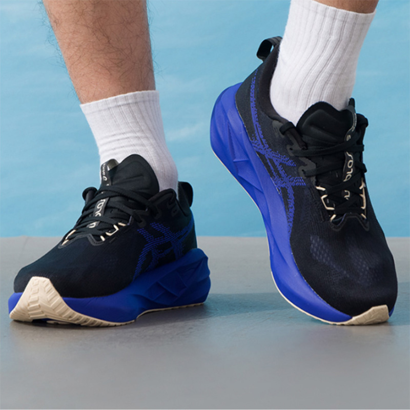 Asics NOVABLAST 5 Siyah Kraliy - Badminton Victory incelemesi ve fiyatı